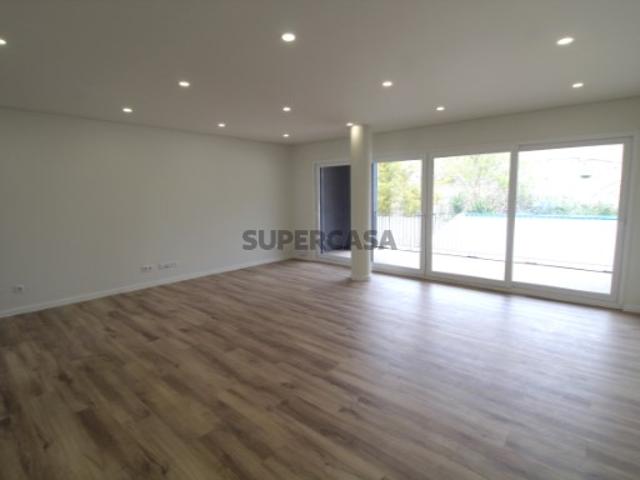 Apartamento T3 com Arrecadação e Parqueamento na Cova da Piedade
