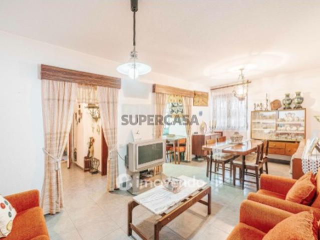 Apartamento T3 com arrecadação enorme, em Corroios