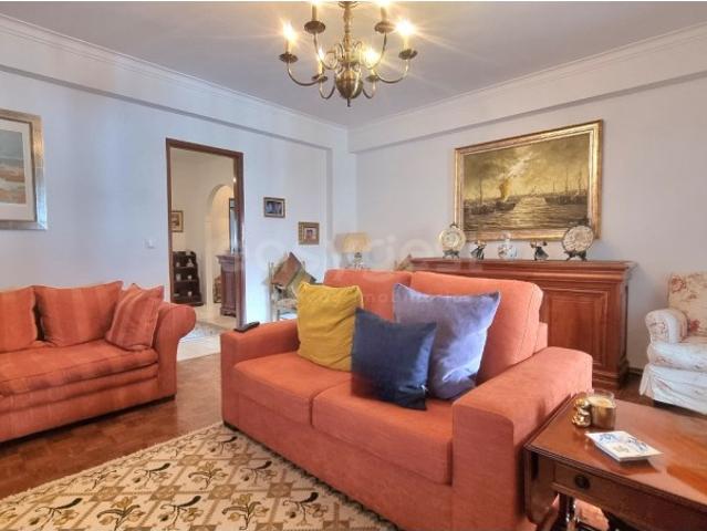 Apartamento T3 com arrecadação, junto ao Neudel