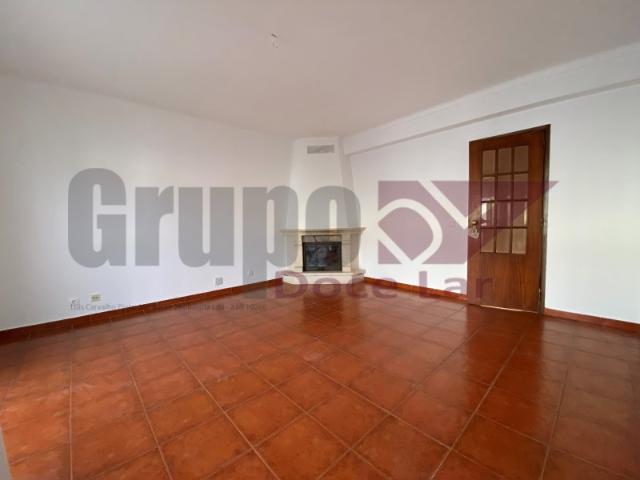 Apartamento T3 com Arrecadação na Urbanização da Quintinha Sesimbra