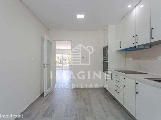 Apartamento T3, com box na Quinta da Amizade