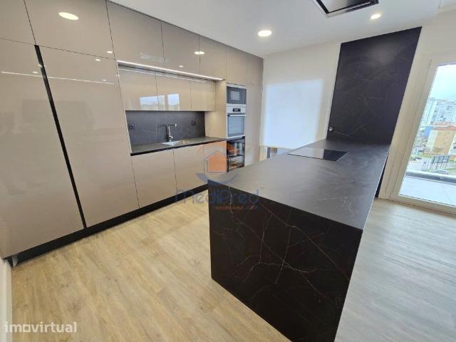 Apartamento T3 com BOX em Condomínio Privado com Piscina | Odivelas