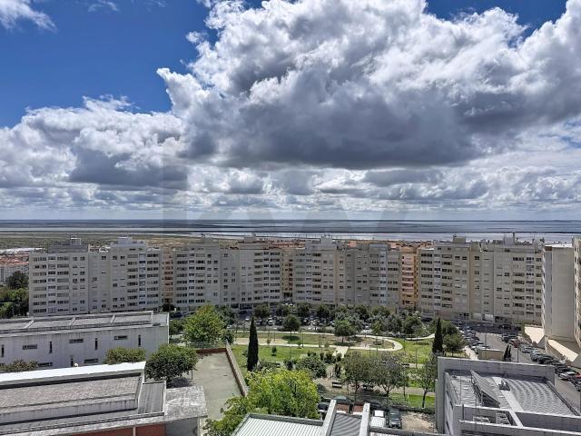 Apartamento T3 com Box para 2 Carros e Vista Desafogada | Póvoa de Santa Iria