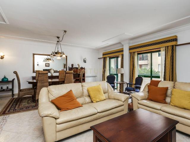 Apartamento T3 com box para arrendamento em Carnaxide