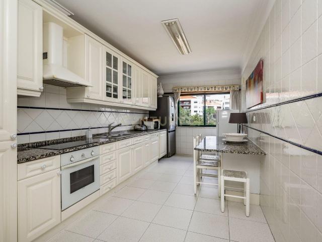 Apartamento T3 com box para arrendamento em Carnaxide