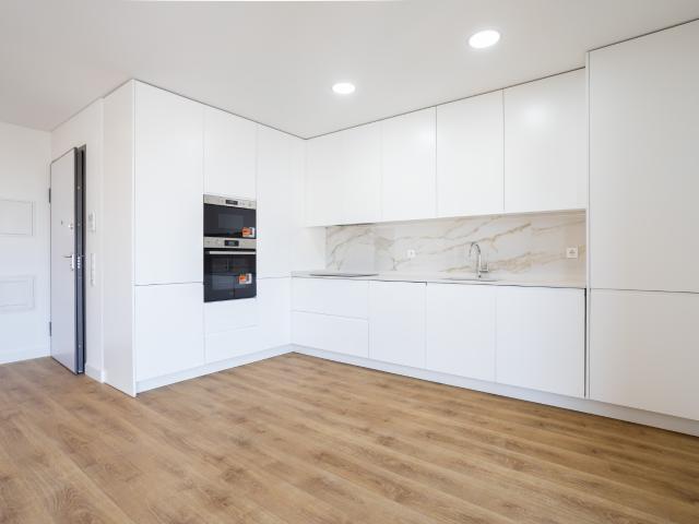 Apartamento T3 com Box | Santo António dos Cavaleiros
