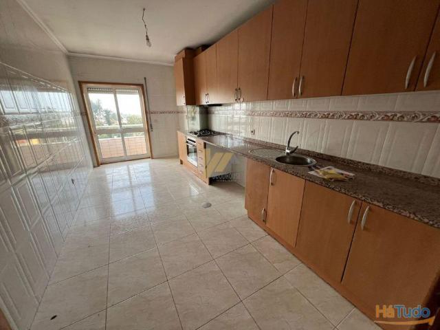 Apartamento T3 com boas áreas | 26083635428