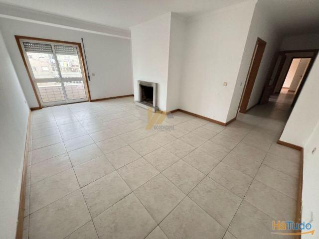 Apartamento T3 com boas áreas | 26084058944