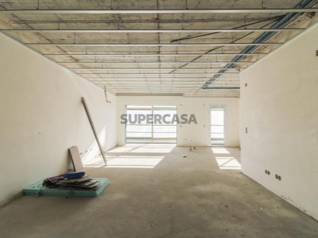 Apartamento T3 com boas áreas e garagem | Paradela, Santo António dos Cavaleiros