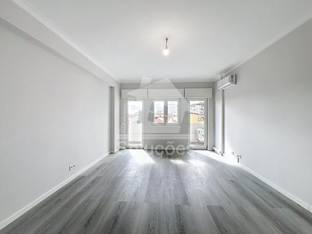 Apartamento T3 com boas áreas localizado na Avenida 25 de Abril em Portimão