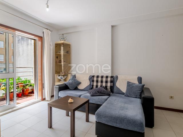 Apartamento T3 com garagem, varanda e arrumos