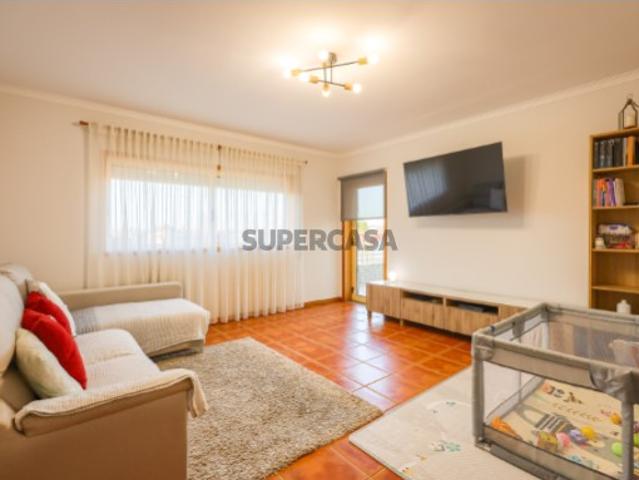 Apartamento T3 com garagem, varandas e sótão, no centro de Avanca!