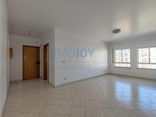 Apartamento T3, com garagem, arrecadação e duas casas de ban. 0m² Alfragide