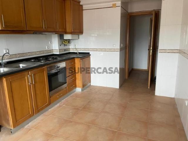 Apartamento T3 com Garagem Box no Centro da Vila de Tábua