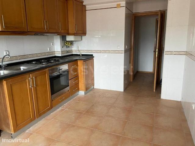 Apartamento T3 com Garagem Box no Centro da Vila de Tbua