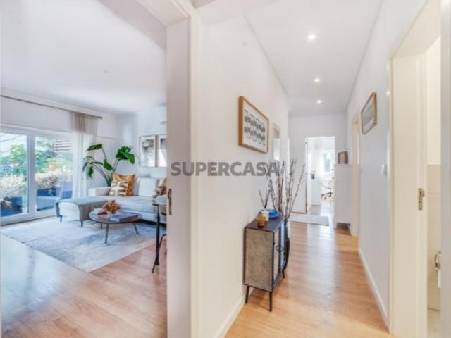 Apartamento T3 com garagem box no Estoril