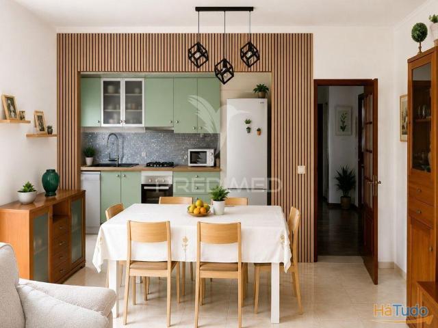 Apartamento T3 com Garagem Box, Sótão e Vista Castelo | 26084097412
