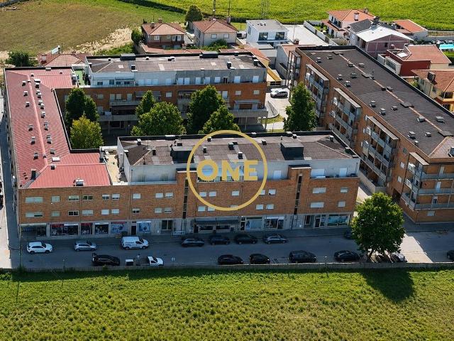 Apartamento T3 com Garagem, Duas Frentes e Excelente Localização Junto à Nacional 206!
