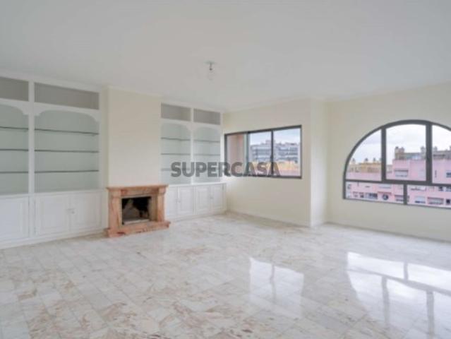 Apartamento T3 com garagem e arrecadação nas Olaias, Lisboa