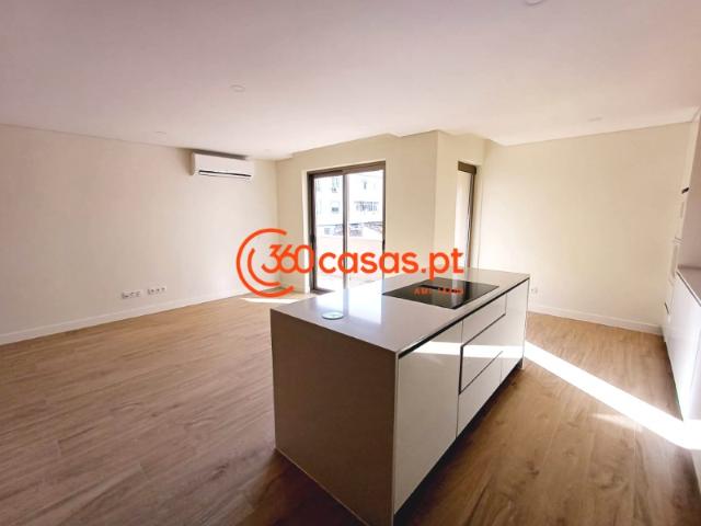 Apartamento T3 com garagem e varanda em Almancil, Algarve