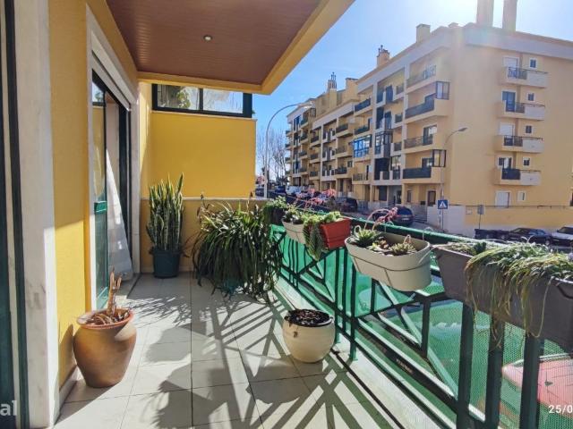 Apartamento T3 com garagem e varanda em So Domingos de Rana