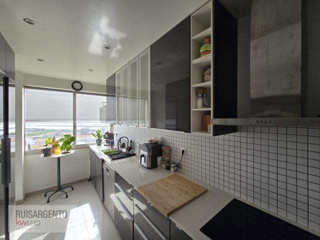 Apartamento T3 com Lugar de Garagem e vista Tejo na Povoa de Santa Iria
