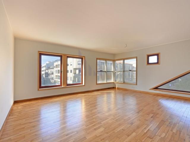 Apartamento T3 com Garagem em Zona Privilegiada