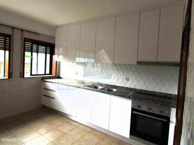 Apartamento T3 para morar prximo de servios e comercio em Celoric.