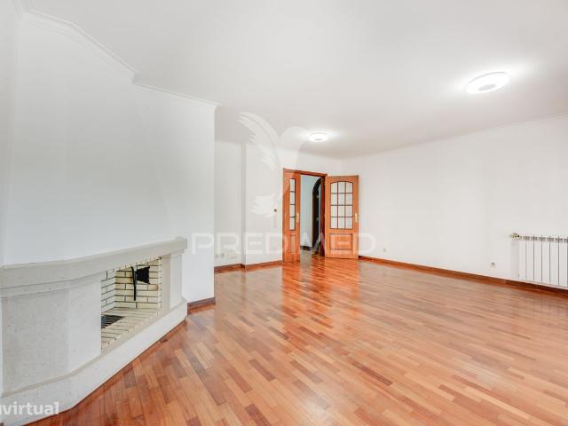Apartamento T3 com Garagem em Laranjeiras