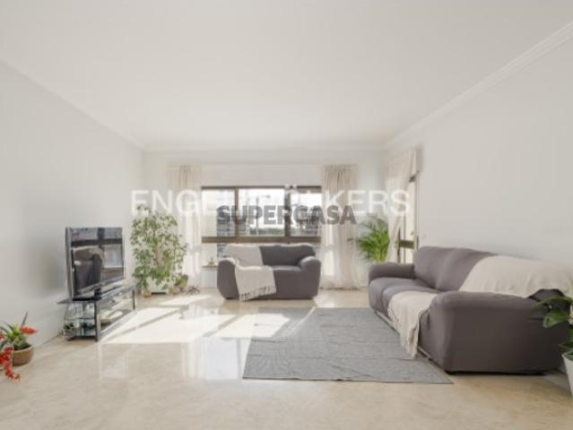 Apartamento T3 com Garagem em Miraflores