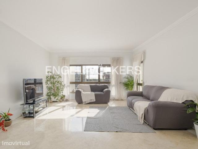 Apartamento T3 com Garagem em Miraflores