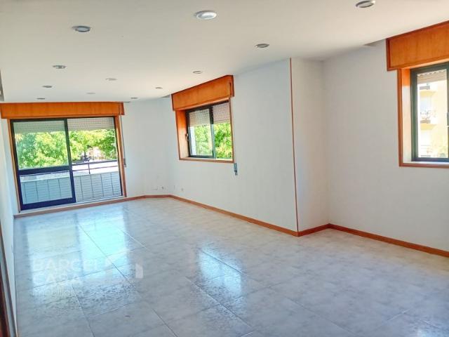 Apartamento T3 com garagem fechada em Arcozelo Barcelos