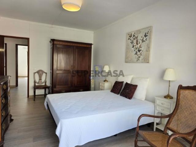 Apartamento T3 com garagem fechada, 1º andar sem elevador, entre a rotunda da Rainha e o Bairro Azul