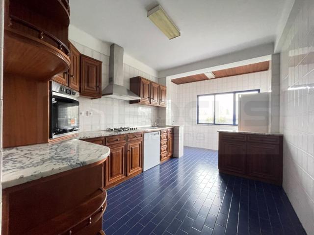 Apartamento T3 com garagem para arrendamento Esgueira