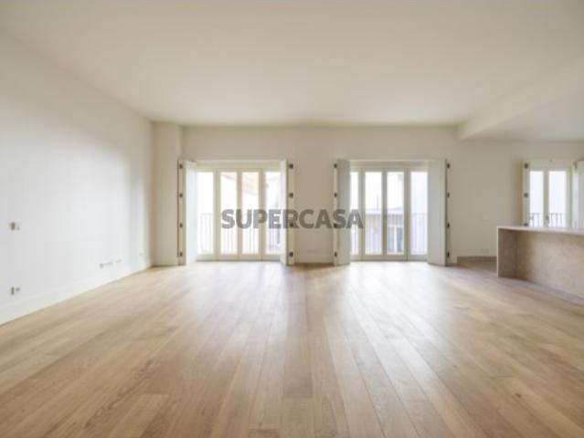 Apartamento T3 com Garagem para Venda junto à Av. da Liberdade, Lisboa