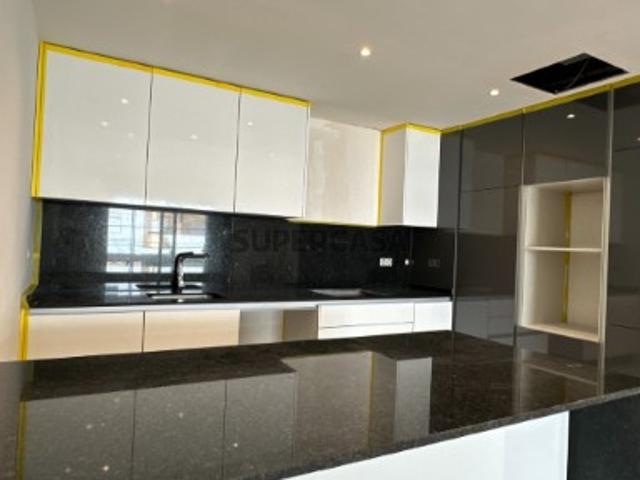Apartamento T3 com garagem privada na cave em edificio com piscina, Lagos