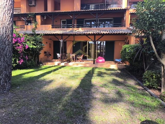 Apartamento T3 com dois Logradouros, Jardim e Telheiro, Herdade da Aroeira