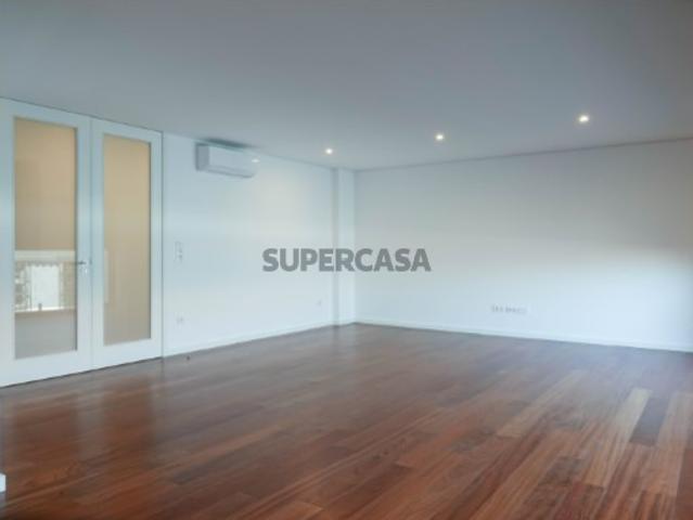 Apartamento T3 com design único, garagem e varandas, em Vila Nova de Gaia