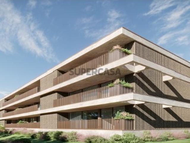 Apartamento T3 com duas varandas no centro histórico da Feira