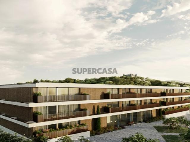 Apartamento T3 com duas varandas no centro histórico da Feira