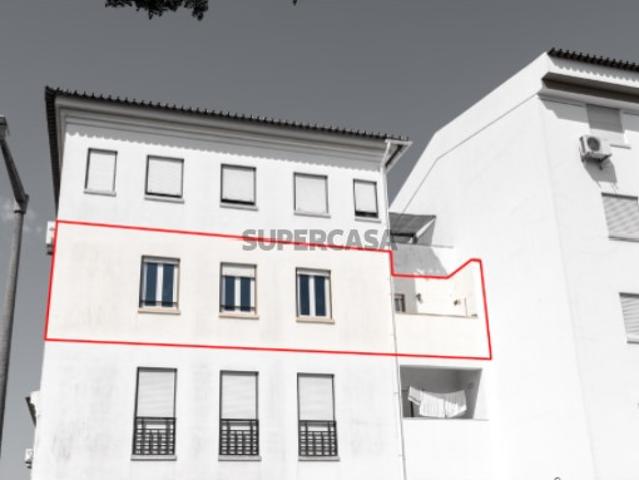 Apartamento T3 com duas varandas para venda em Évora