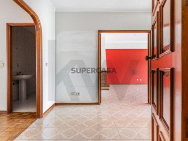 Apartamento T3 com Duas Frentes Garagem Fechada e Arrumos em São Vítor, Braga