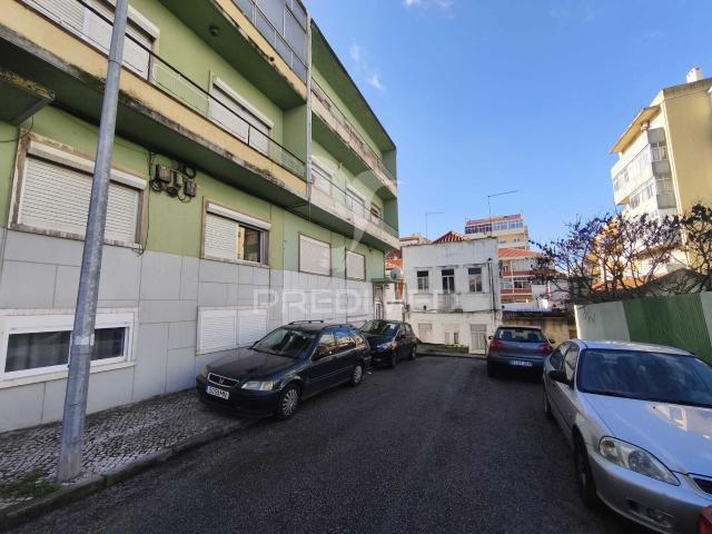 Apartamento T3 com enorme potencial na Cova da Piedade