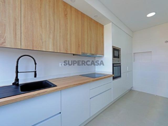 Apartamento T3 com elevador e arrecadação em remodelação total em Miratejo