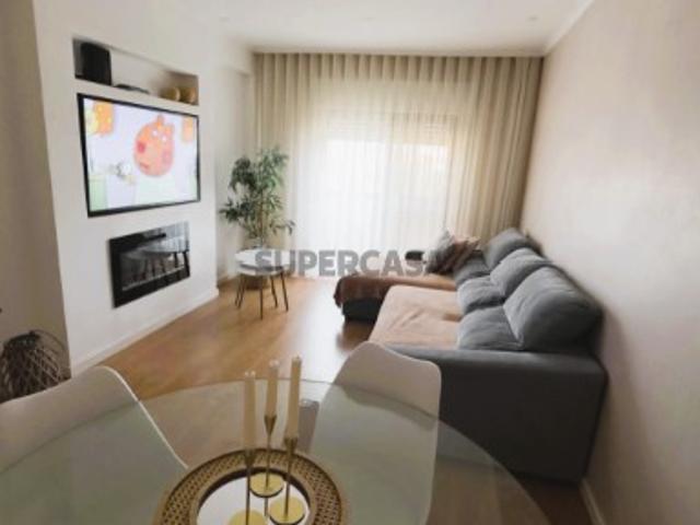 Apartamento T3 com elevador, marquise e arrecadação no Fogueteiro