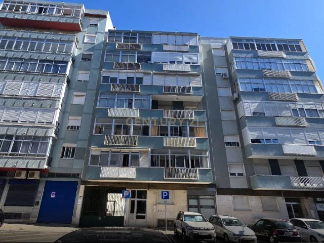 Apartamento T3 com elevador para Remodelar em Amadora