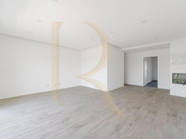 Apartamento T3 com elevador, parqueamento e arrecadação com condomínio privado