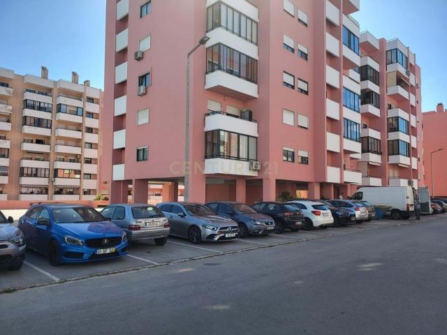 Apartamento T3 com Estacionamento, Arrecadações e Excelente Exposição Solar – Barreiro