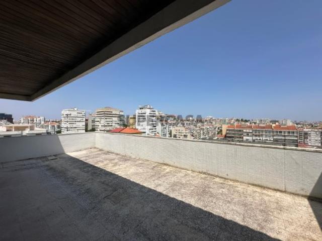 Apartamento T3 com Estacionamento e Terraço em Benfica Lisboa