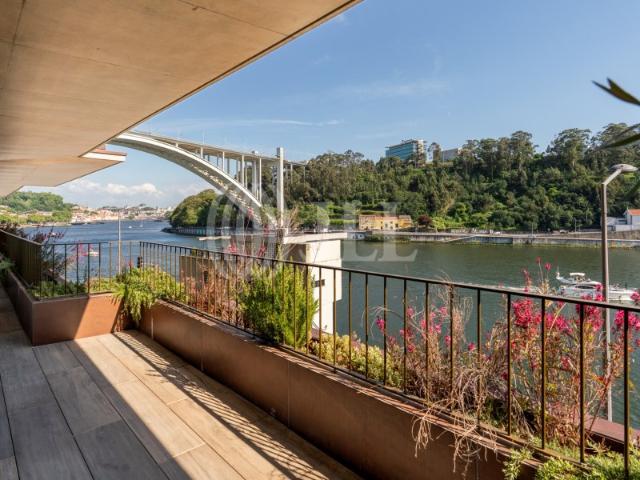 Apartamento T3 com estacionamento, em Massarelos, Porto